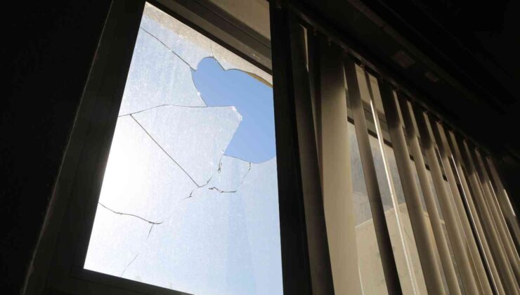 Efeler Belediyesi hizmet binasına taşlı saldırı