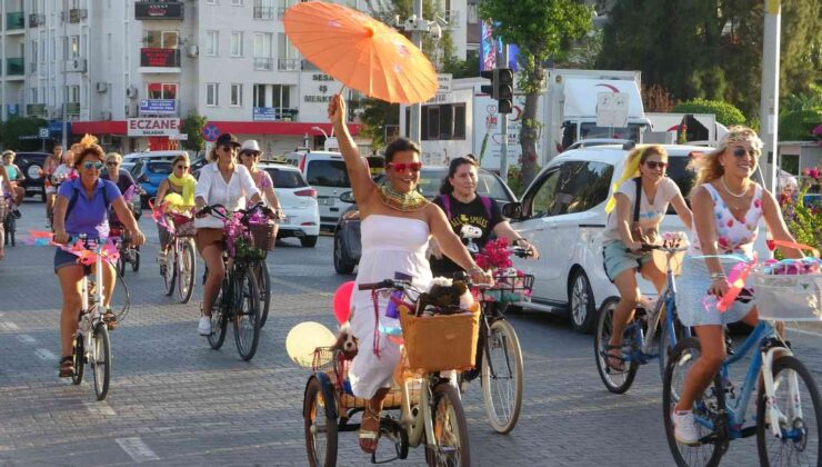 Fethiye’de ’Süslü Kadınlar Bisiklet Turu’ renkli görüntülere sahne oldu