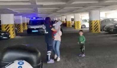 İzmir’de otomobilde kilitli kalan çocuğu itfaiye kurtardı