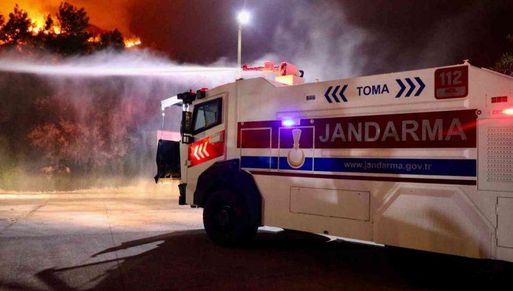 Jandarma’nın TOMA’ları yangına müdahale ediyor