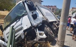 Marmaris’te çöp kamyonu kaza yaptı: 3 yaralı