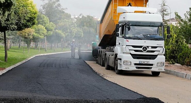 Nevşehir Belediyesi tarafından altyapısı yenilenen Cevdet Bey Sokak’ta sıcak asfalt serimi yapılıyor