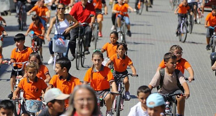 Selçuk’ta öğrenciler okula bisikletle gitti