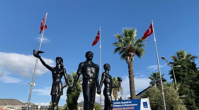 Kuşadası’daki Atatürk heykeli aslına uygun olarak yenilendi