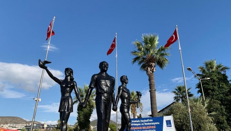 Kuşadası’daki Atatürk heykeli aslına uygun olarak yenilendi