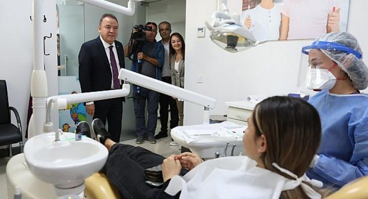 Başkan Böcek, Büyükşehir Sağlık Merkezini ziyaret etti