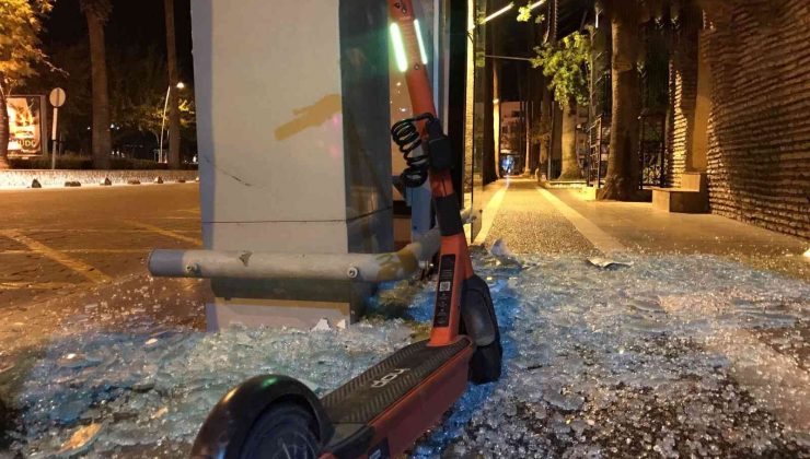 Elektrikli scooter ile otobüs durağına çarptı: 1 yaralı