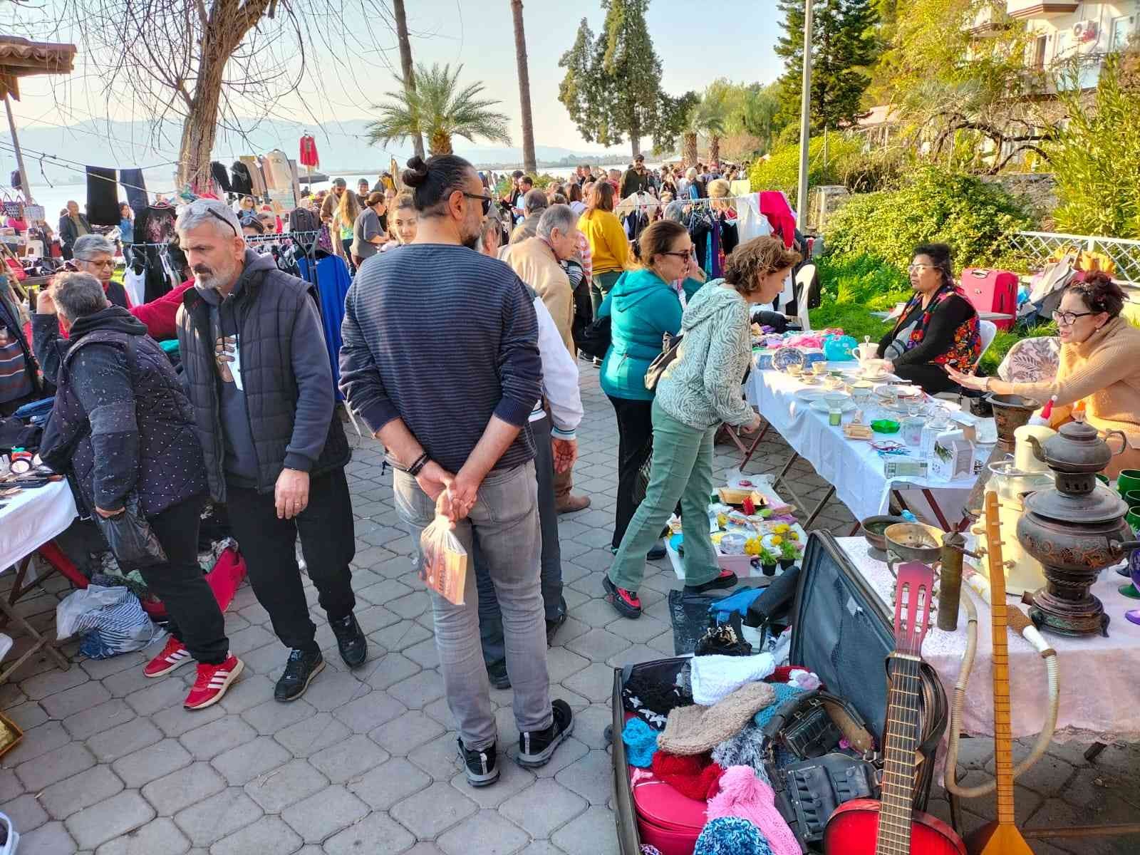 Köyceğiz’de ikinci el pazarına vatandaşlar yoğun ilgi gösterdi