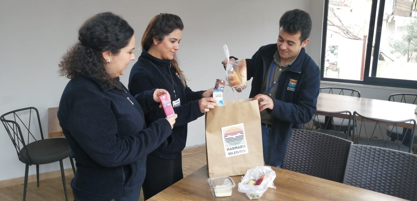 Marmaris Belediyesi’nin beslenme çantaları yüzleri güldürüyor