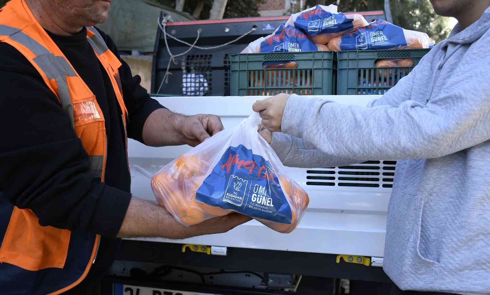 Kuşadası Belediyesi 1 haftada 5 ton mandalinayı ihtiyaç sahiplerine ulaştırdı