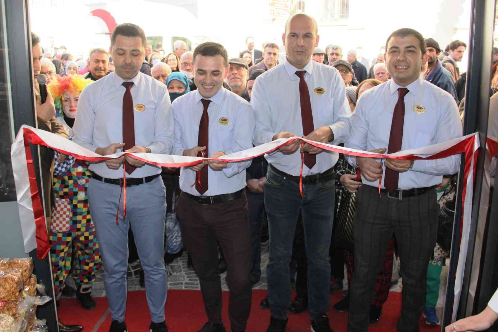 Tuğba Kuruyemiş 103. şubesini İzmir’de hizmete açtı