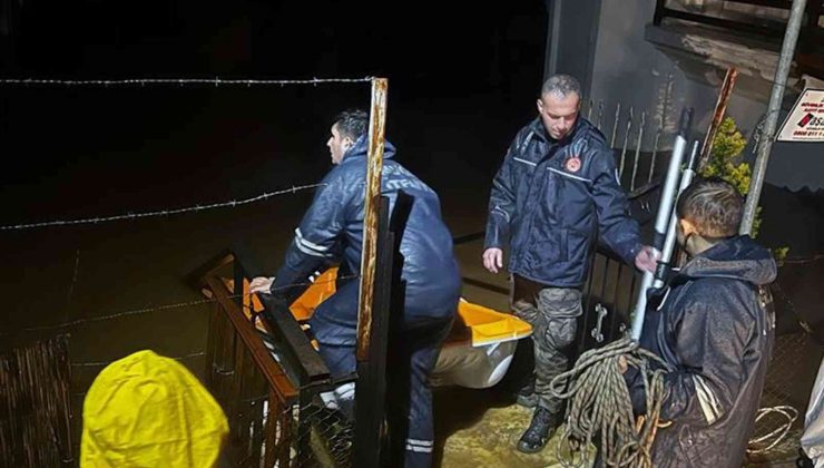 Büyükşehir ekipleri 45 konut ve 40 işyeri su baskınına müdahale etti