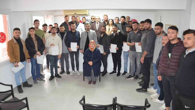 Didim’de MHP’ye üye olan gençlere rozetlerini İl Başkanı Alıcık taktı