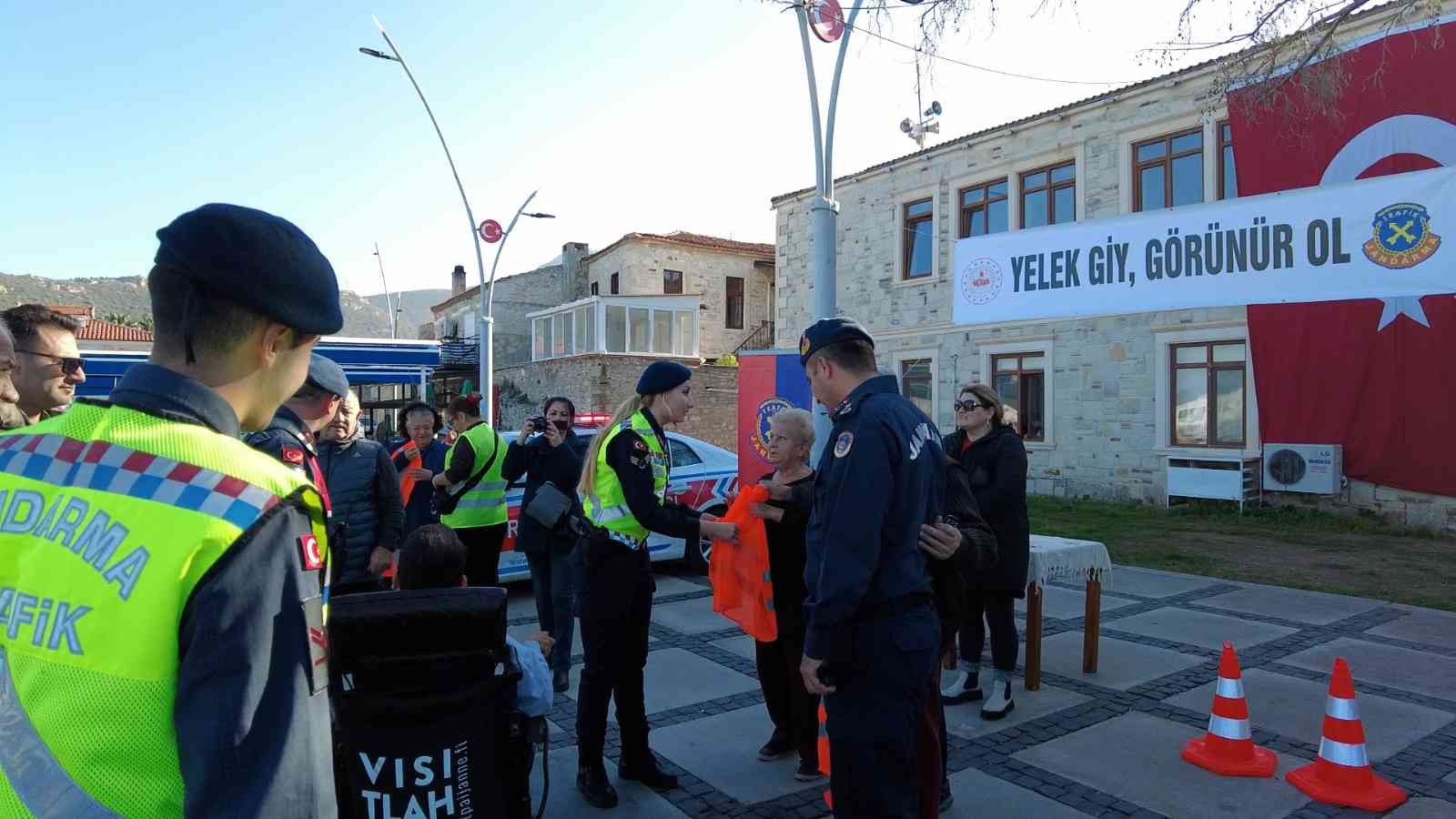 Foça Jandarma’dan sürücülere reflektif yelek dağıtımı