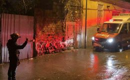 İzmir’de sağanak yağmur nedeniyle evin çatısı çöktü