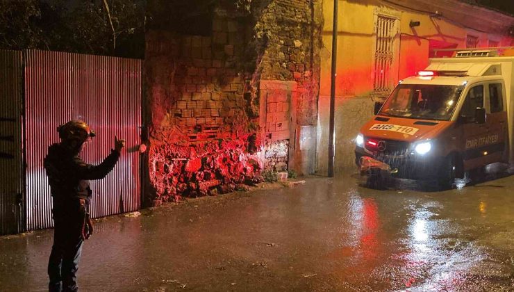 İzmir’de sağanak yağmur nedeniyle evin çatısı çöktü