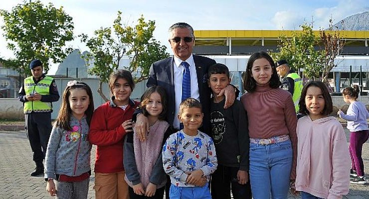 Kemer’de ‘Trafikte Okul-Jandarma Elele Birlikte Güvenli Geleceğe’ programı düzenlendi