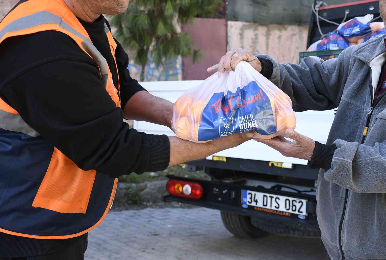 Kuşadası Belediyesi 1 haftada 5 ton mandalinayı ihtiyaç sahiplerine ulaştırdı
