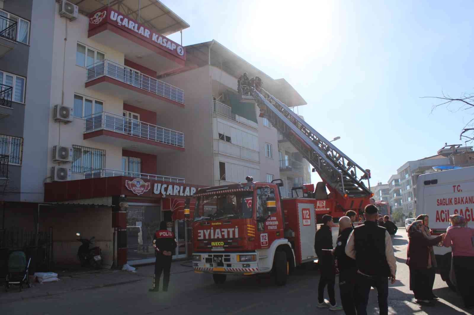 Yangın nedeniyle çatıda mahsur kalan 8’i çocuk 13 kişi kurtarıldı