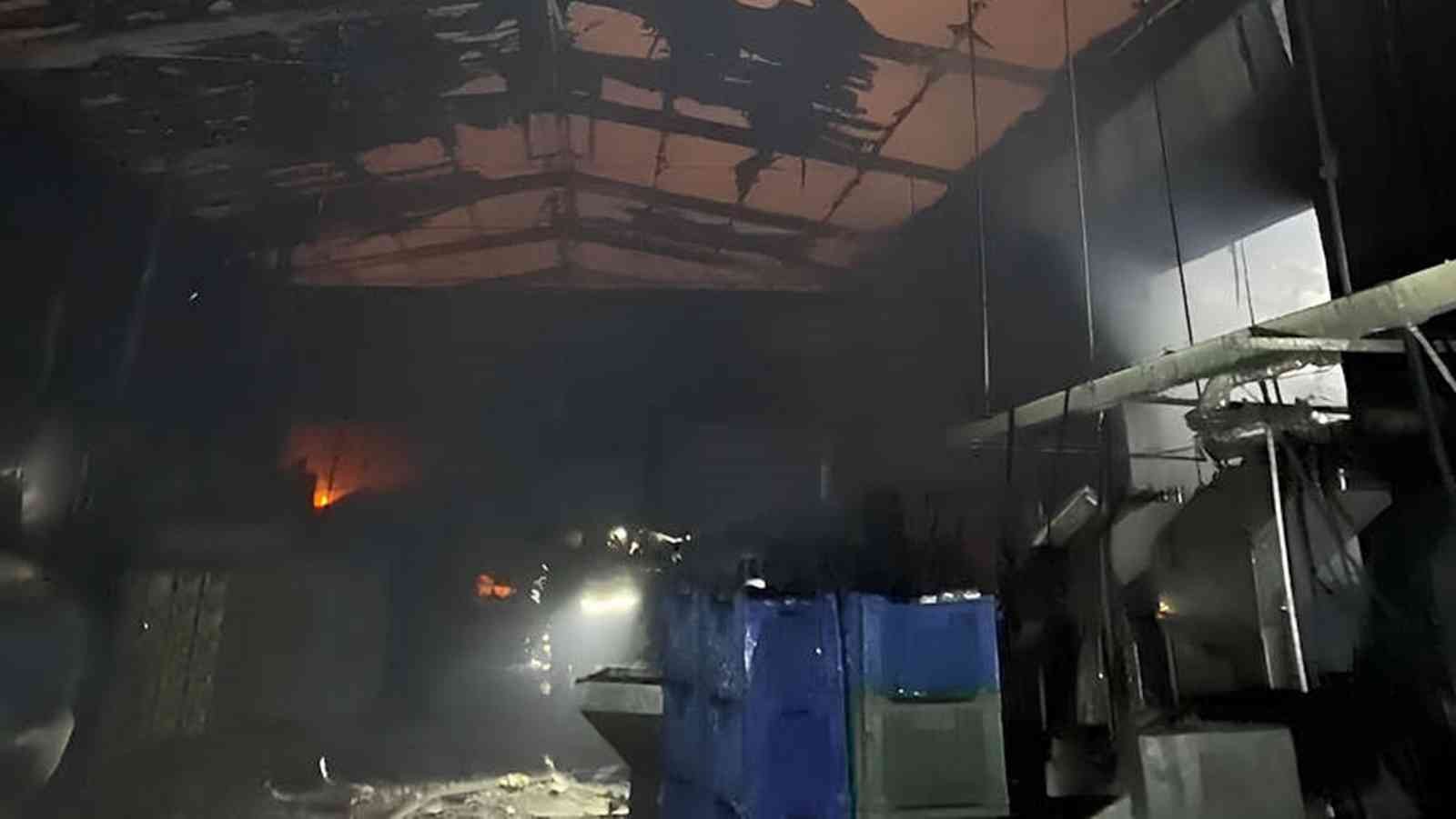 Zeytin fabrikasında çıkan yangın büyük çapta maddi hasara yol açtı