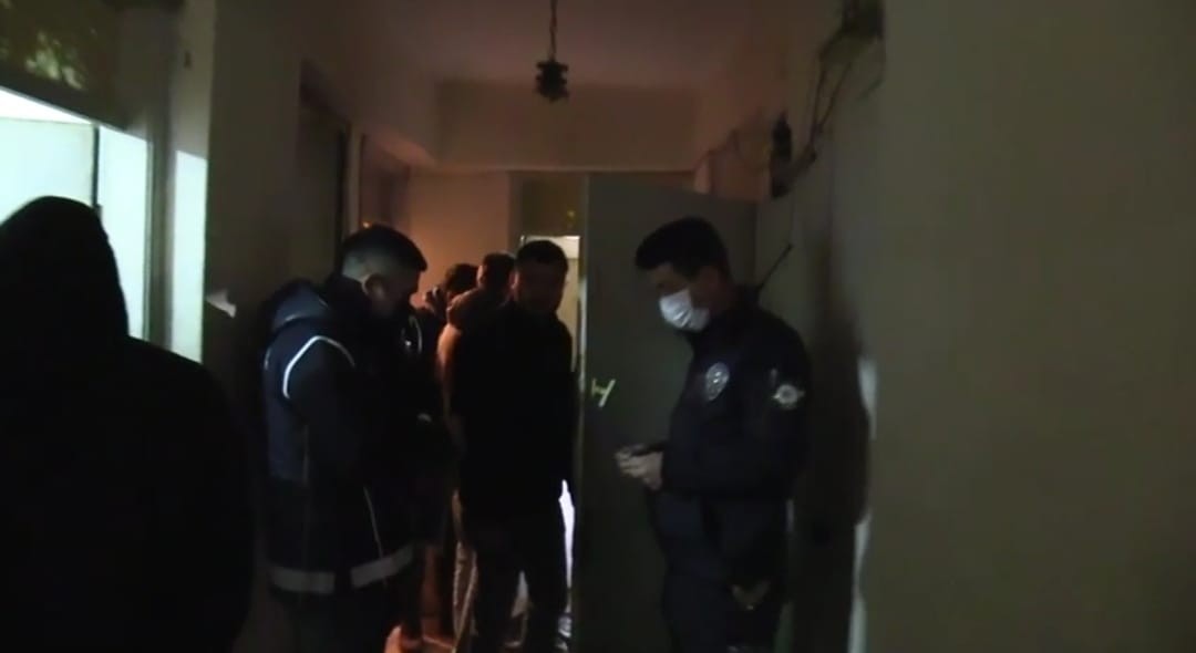 İzmir’de ’şok evleri’ne polis baskını: 70 düzensiz göçmen ile 7 organizatör yakalandı