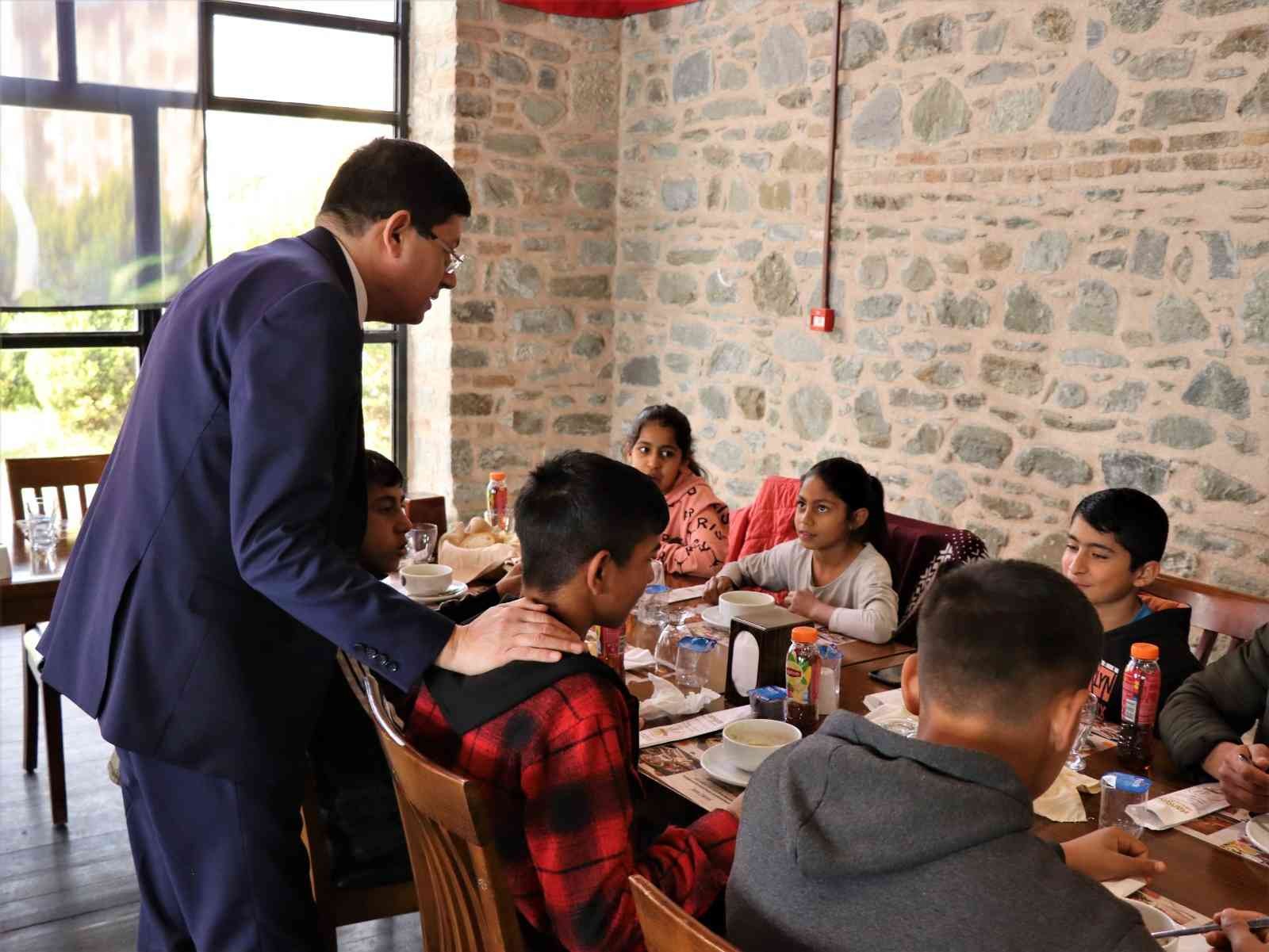 Başkan Özcan minik turistlere ev sahipliği yaptı