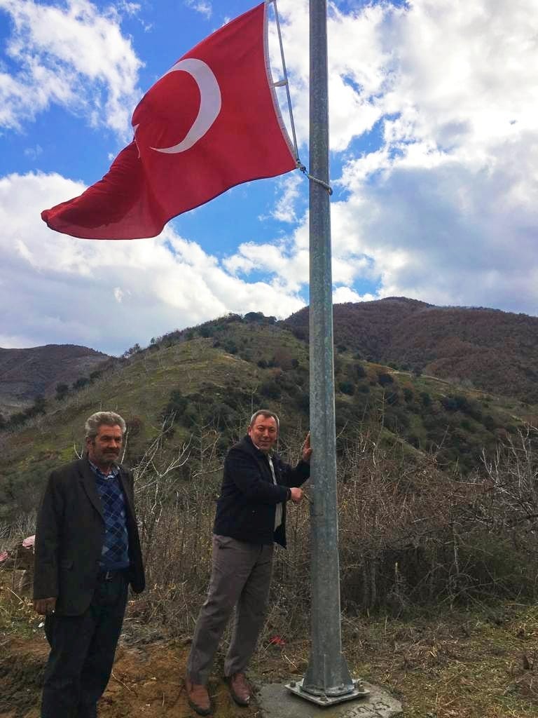 Haydarlı Mahallesi’nde 2 metrelik Türk Bayrağı