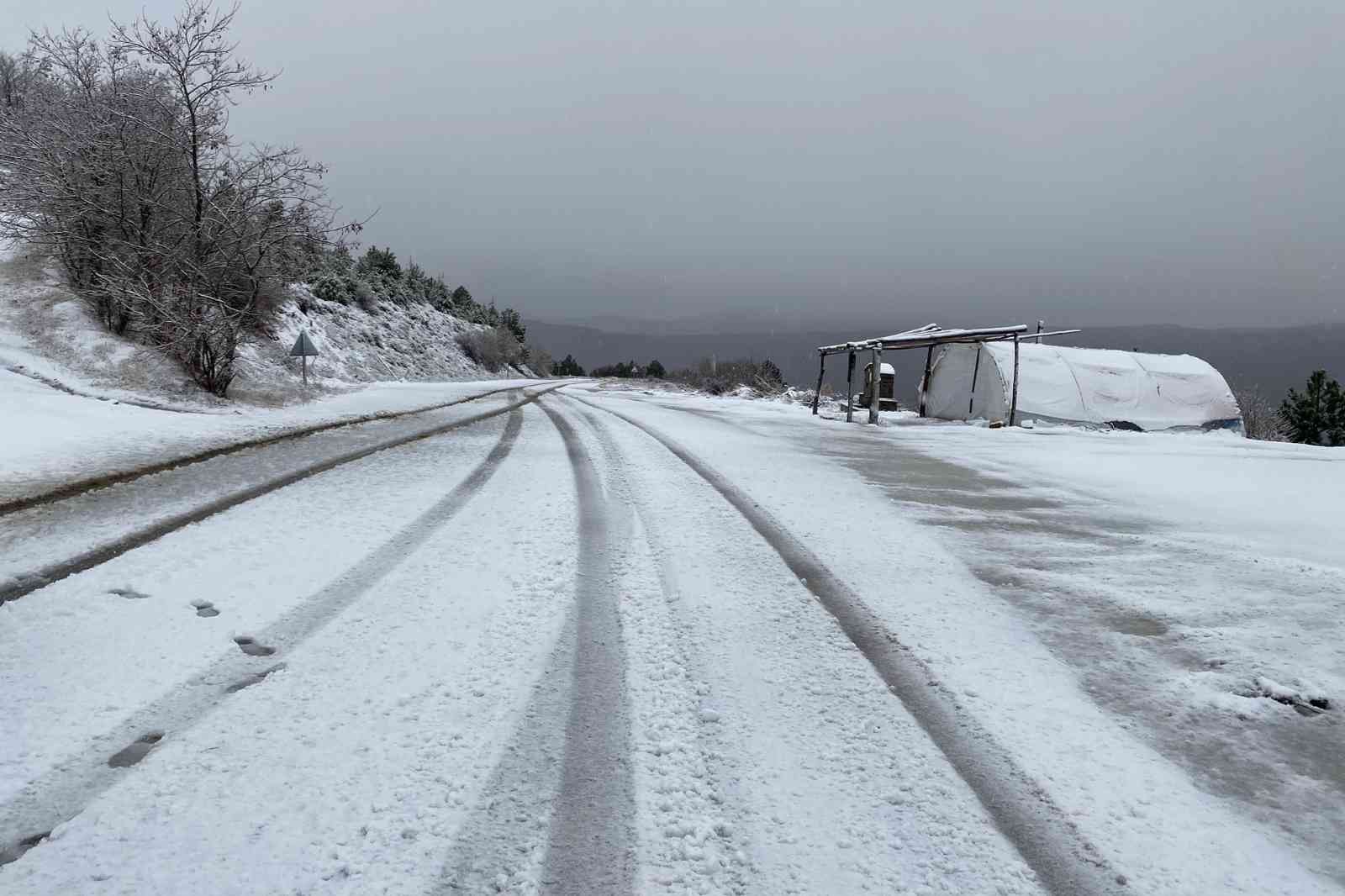 İzmir Bozdağ’a mevsimin ilk karı düştü