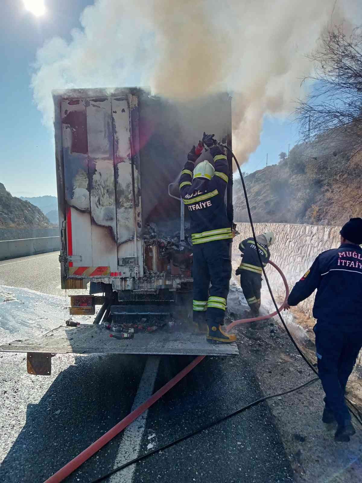 Boya yüklü kamyondaki yangın söndürüldü
