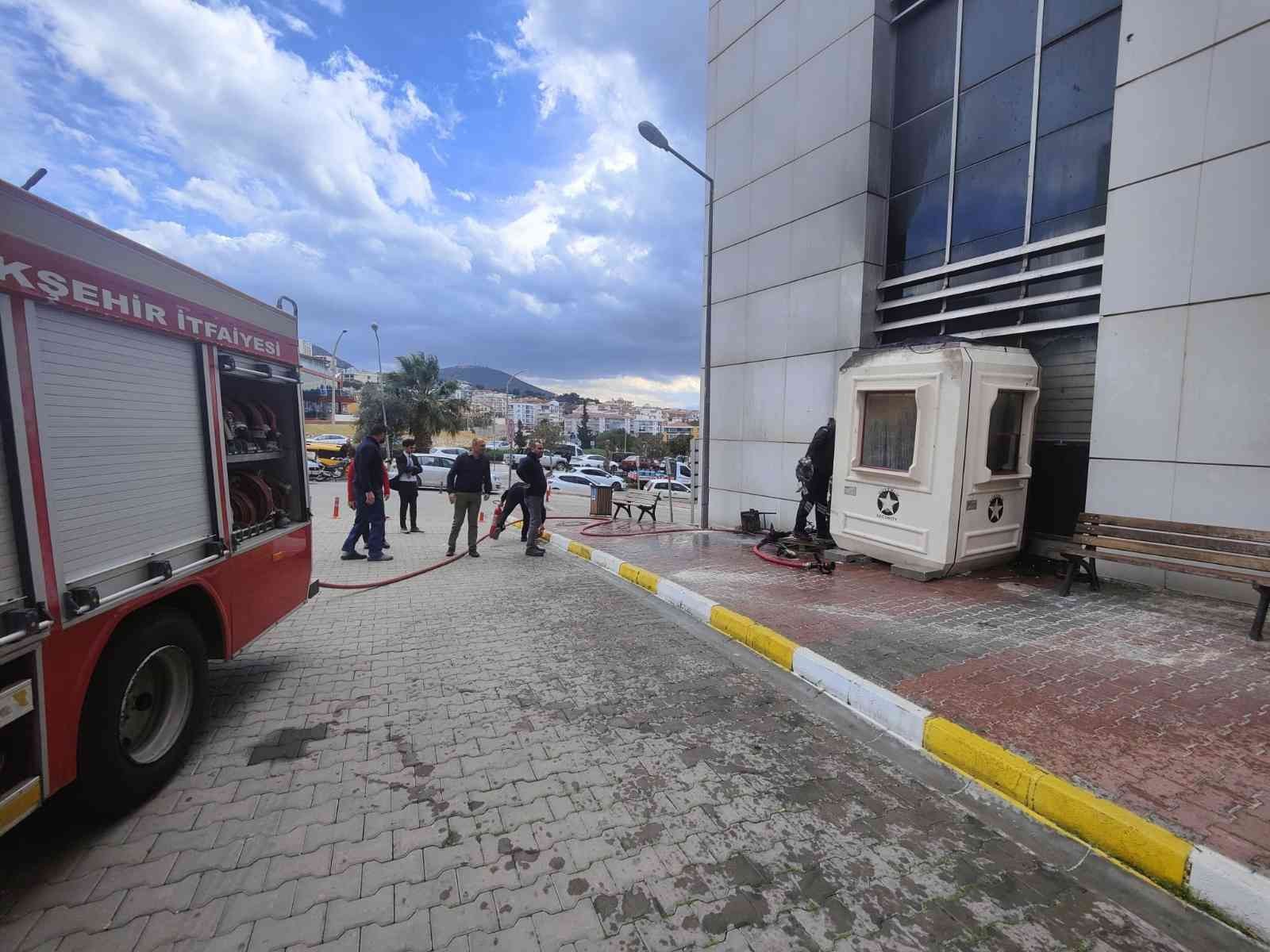Kuşadası Devlet Hastanesi’nin güvenlik kulübesinde çıkan yangın korkuttu