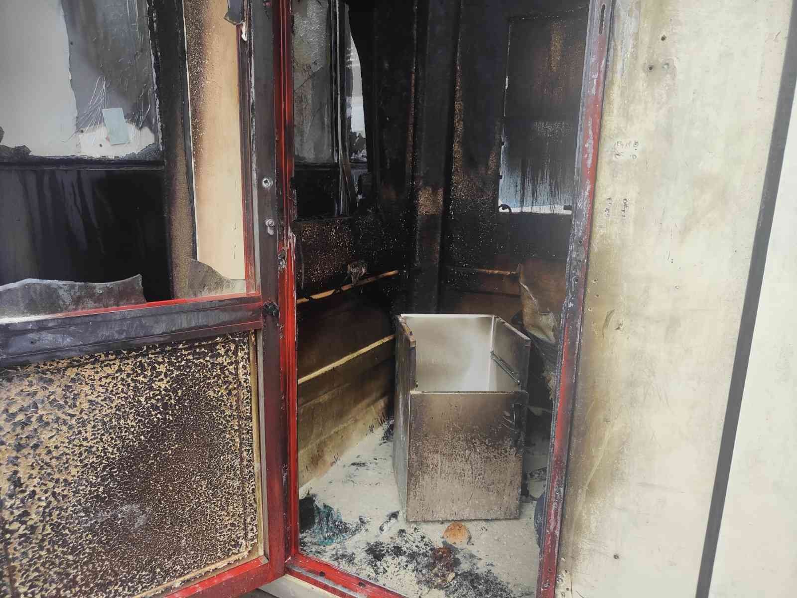 Kuşadası Devlet Hastanesi’nin güvenlik kulübesinde çıkan yangın korkuttu