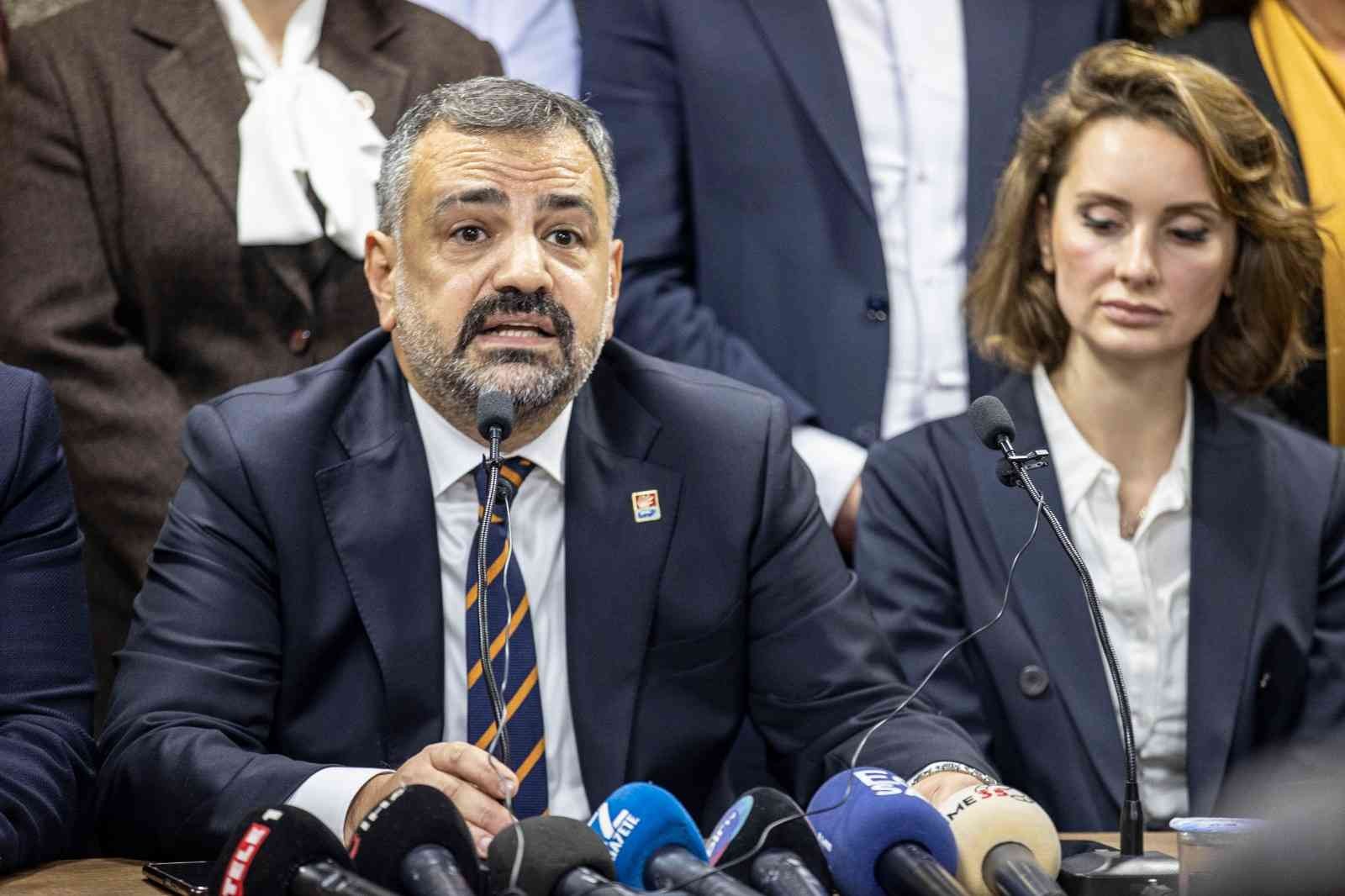 CHP İzmir’in yeni başkanı Aslanoğlu görevi devraldı
