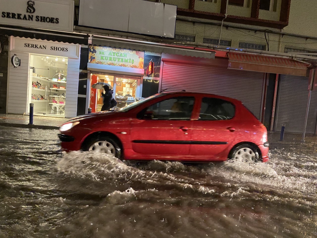 İzmir’de sağanak yağış etkili oldu