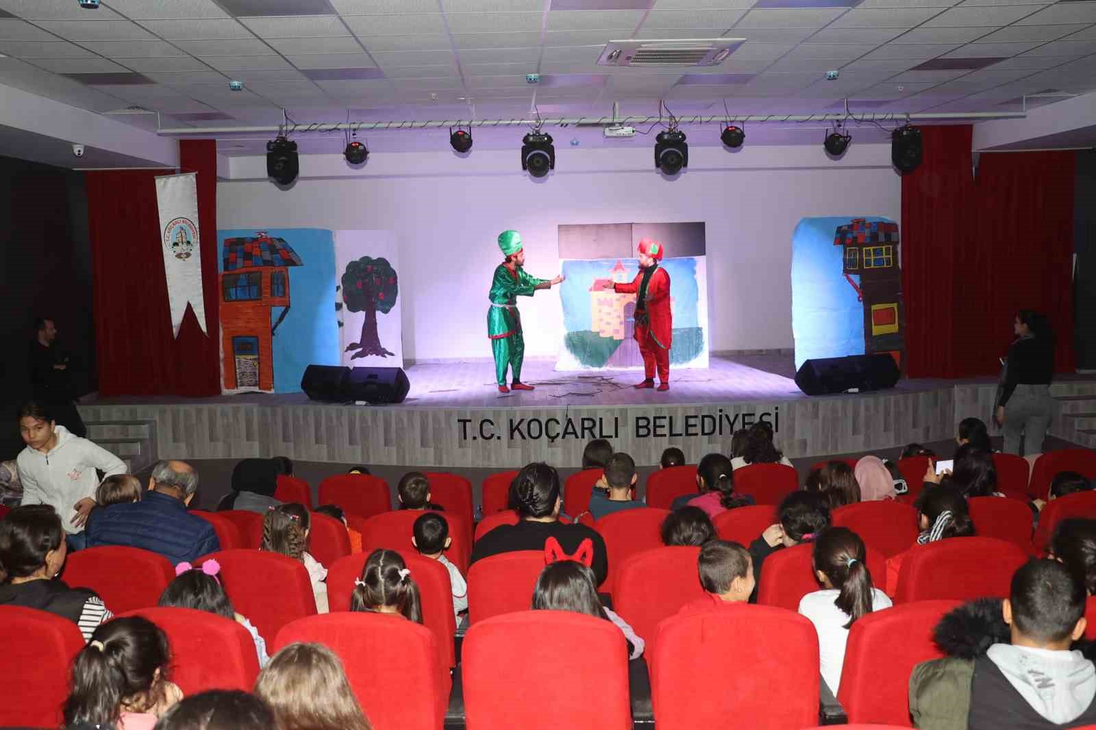 Başkan Kaplan karne hediyesi olarak öğrencileri tiyatro ile buluşturdu