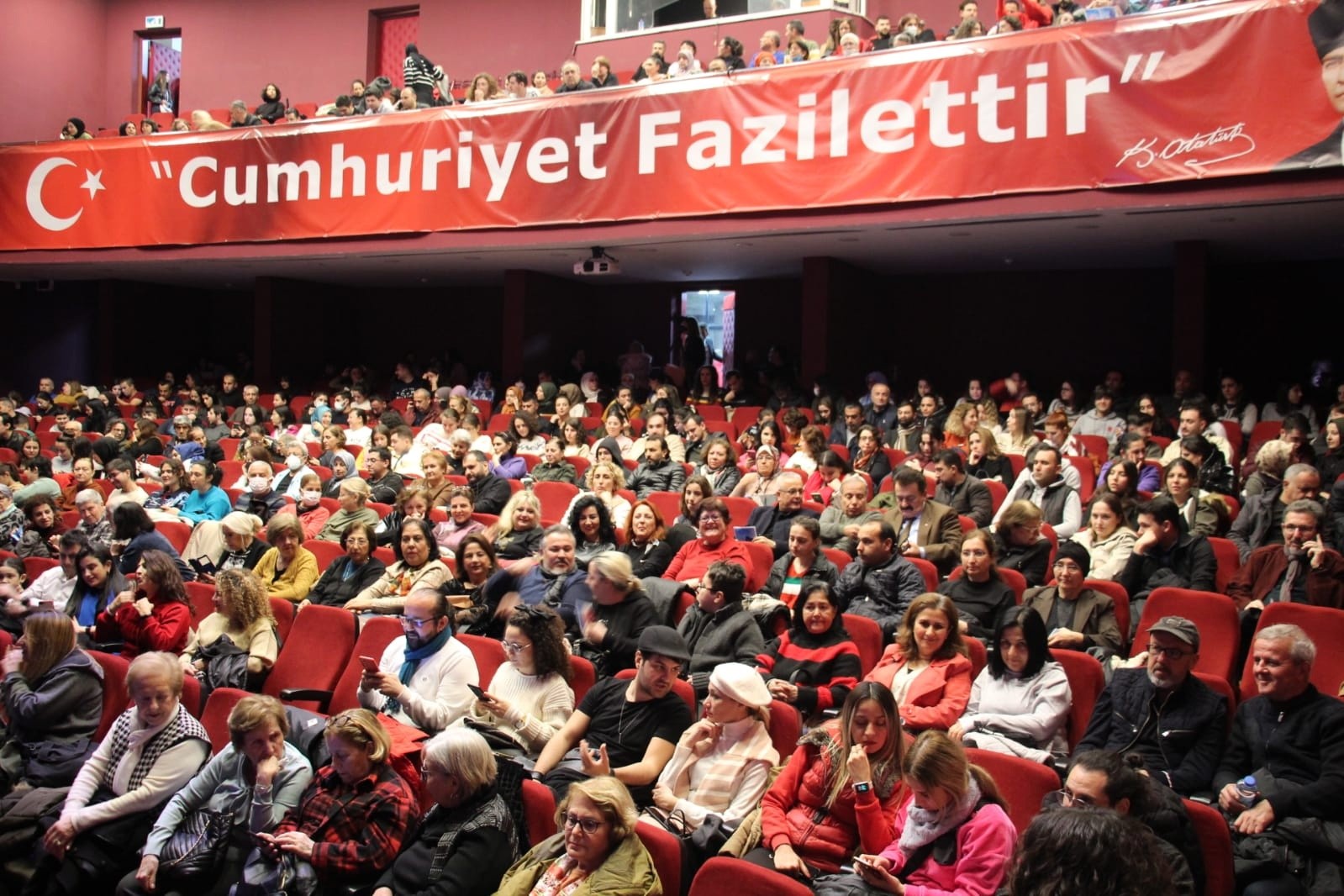 Aydın Büyükşehir Belediyesi Şehir Tiyatroları perdelerini açtı