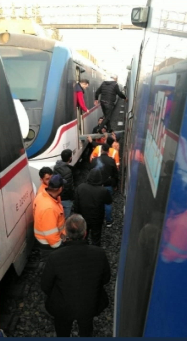 İZBAN arızalandı: Yolcular ’kalasla’ tren değiştirdi