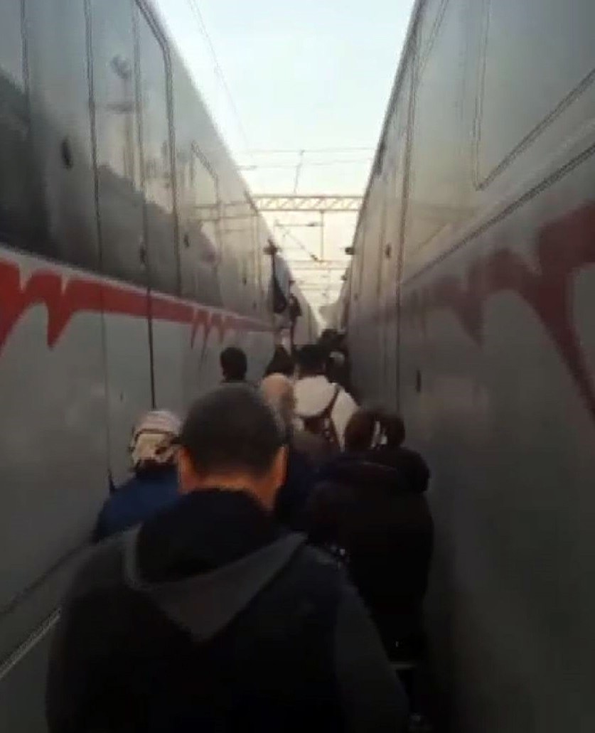 İZBAN arızalandı: Yolcular ’kalasla’ tren değiştirdi