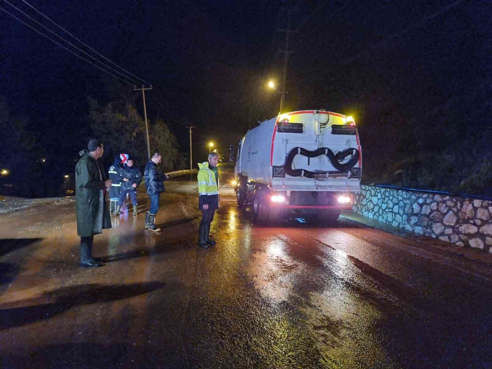 Marmaris’te belediye ekipleri yağmur nöbetinde