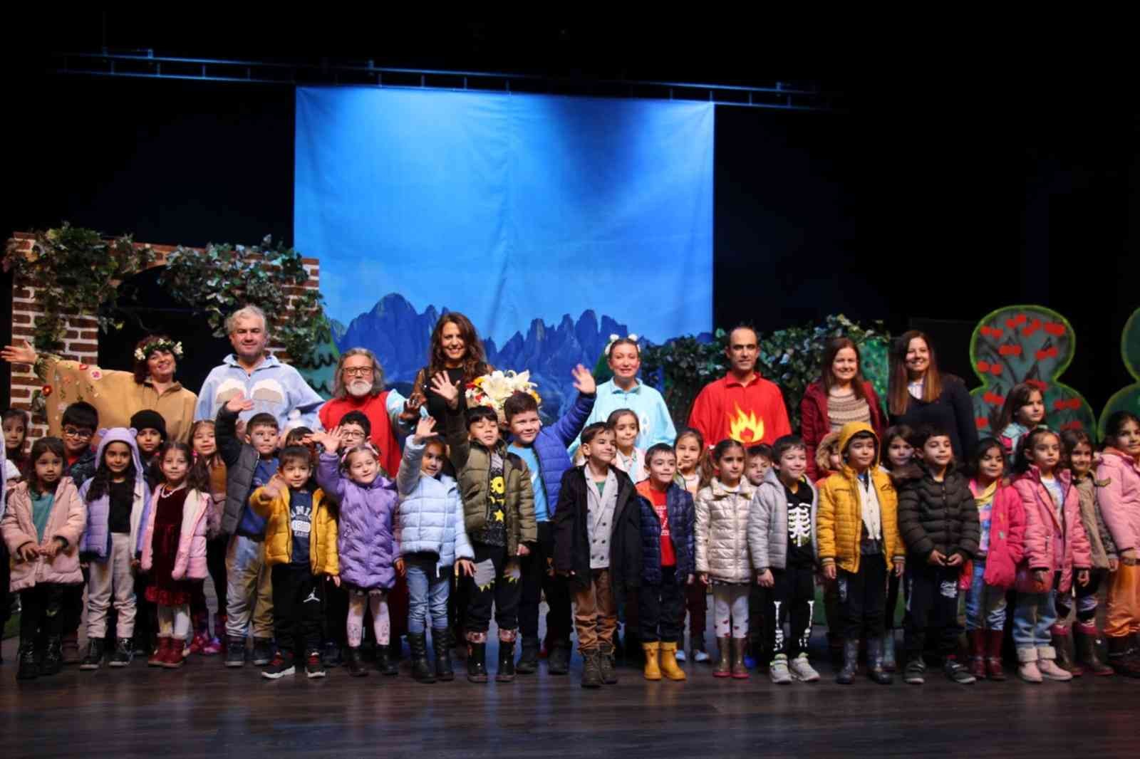 Aydın Büyükşehir Belediyesi Şehir Tiyatrosu çocuklar için perdelerini açtı