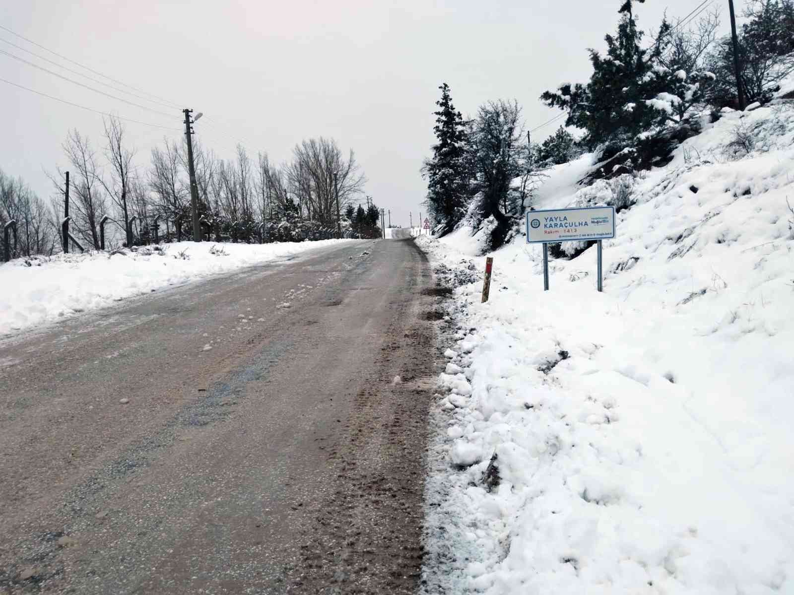 Seydikemer’de karla kaplanan yollar açıldı