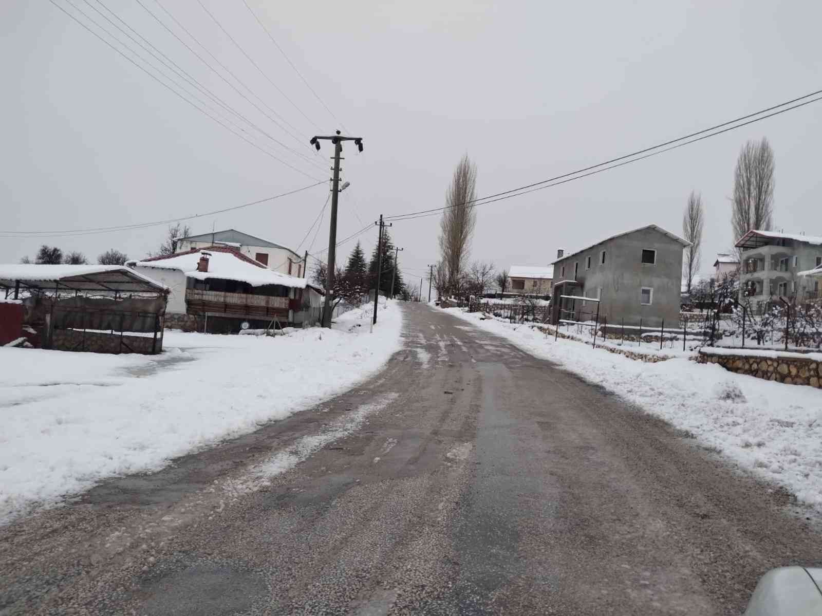 Seydikemer’de karla kaplanan yollar açıldı