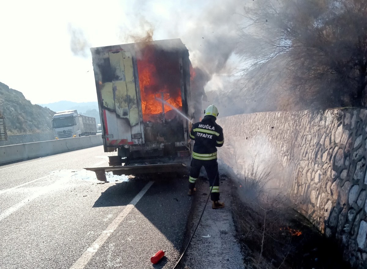 Boya yüklü kamyondaki yangın söndürüldü