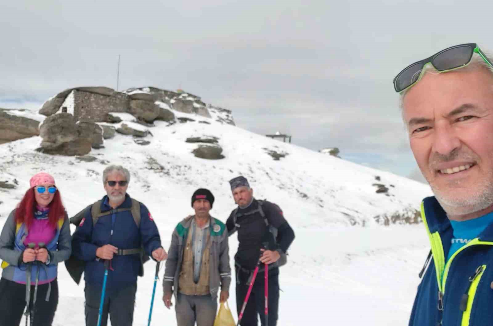 Muğlalı doğaseverlerden karlı Madran Dağı yürüyüşü