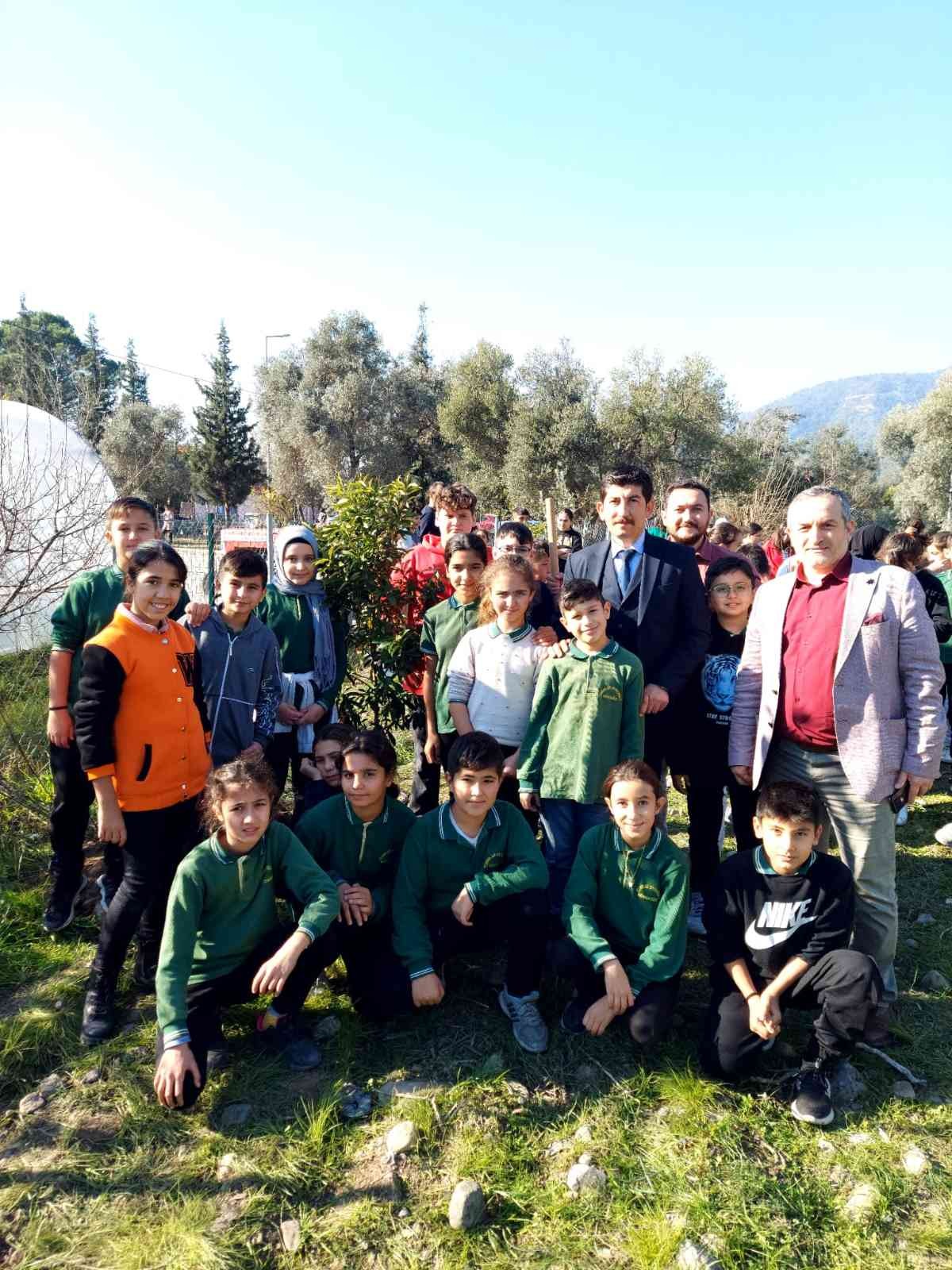 Köyceğiz’de okul bahçesini meyve ağaçları ile donattılar