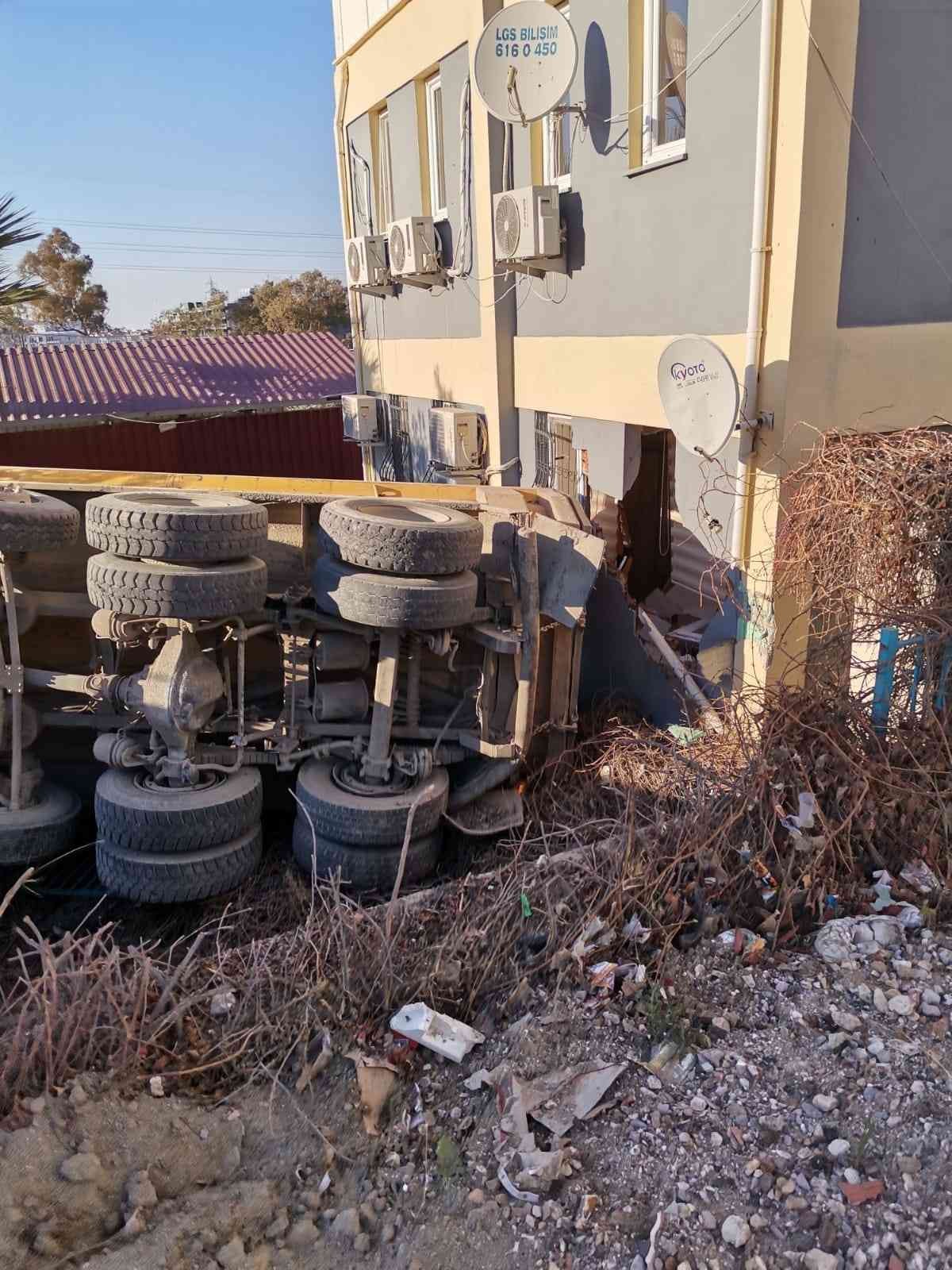İzmir’de faciadan dönüldü: Freni boşalan kamyon 112 binasının duvarını yıktı