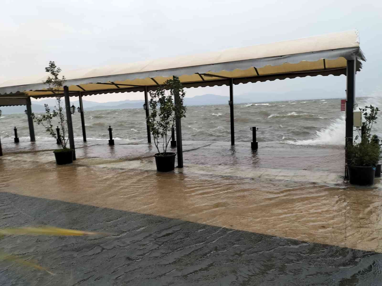 Fırtınanın oluşturduğu dalgalar Köyceğiz gölünü taşırdı