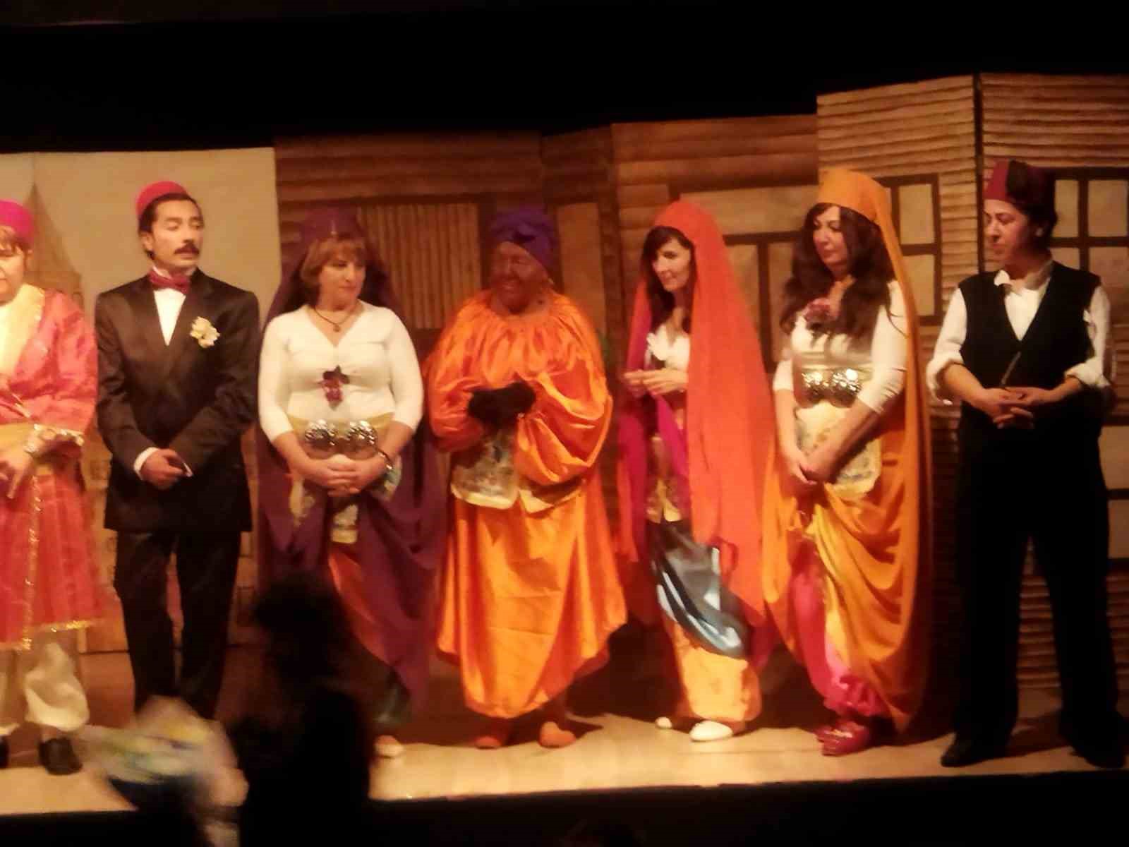 Köyceğizli tiyatrocular Kanlı Nigar’ oyununu başarıyla sergilediler