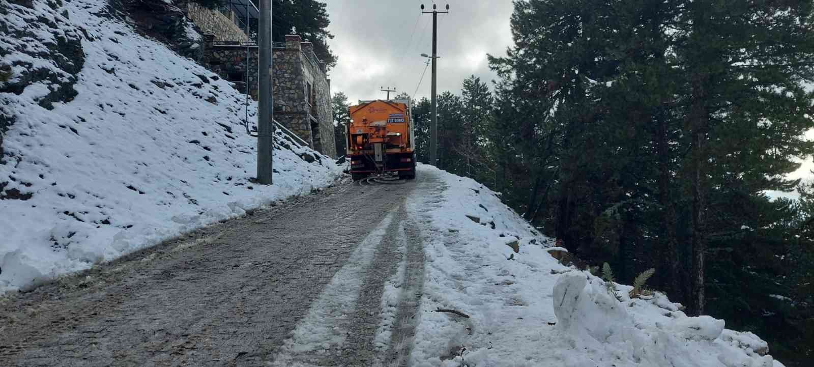 Büyükşehir ekiplerinin karla mücadele çalışmaları sürüyor