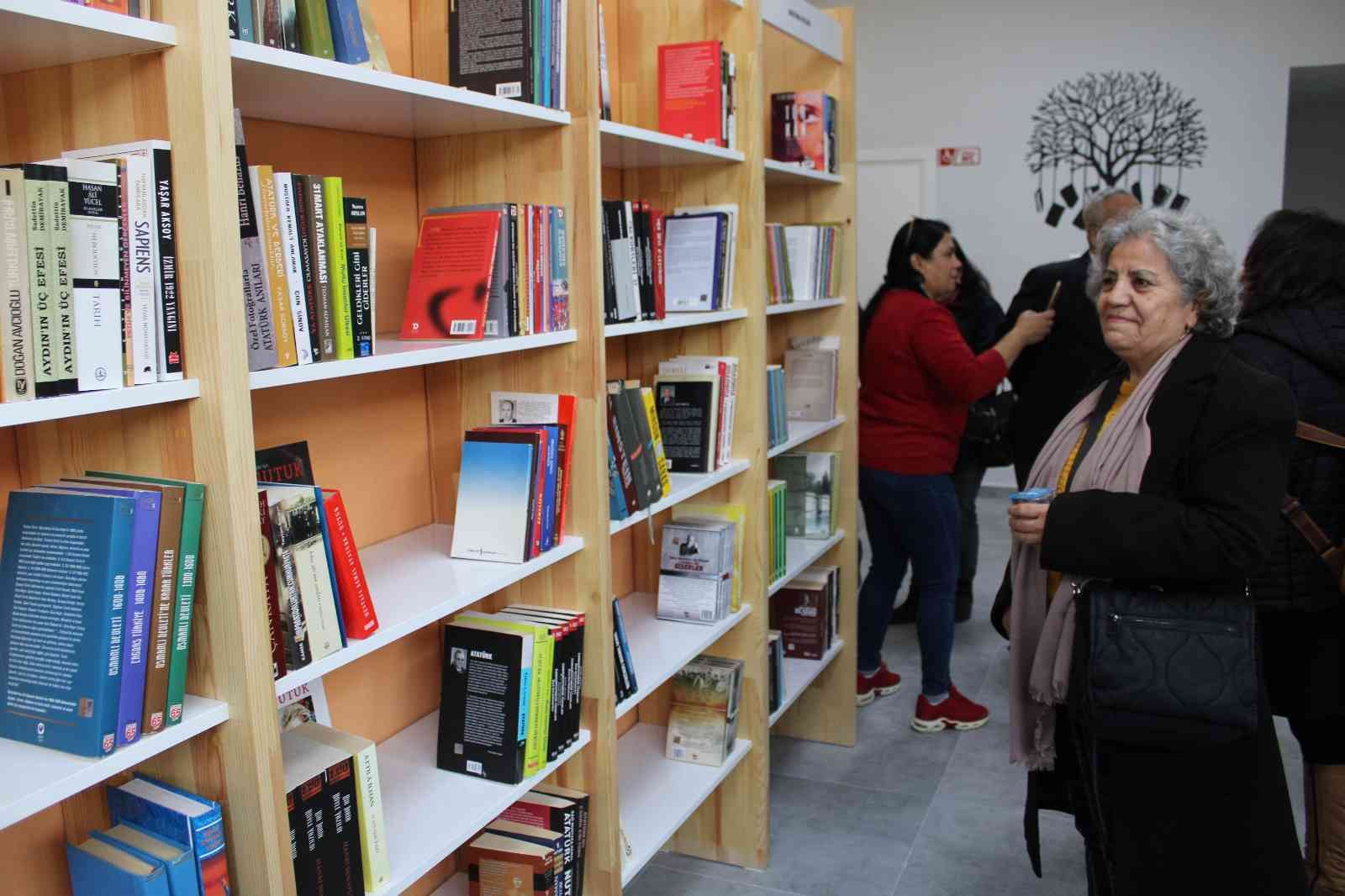Efeler’de dokuzuncu Kitap Kafe açıldı