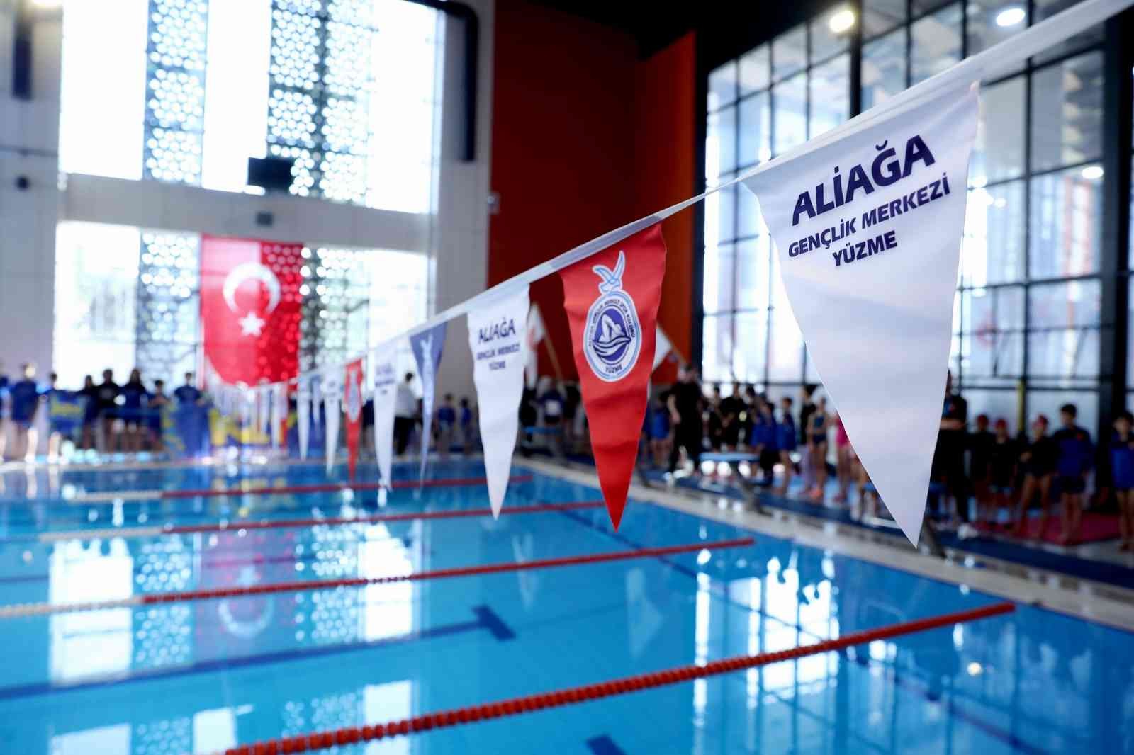 İzmir’in minik yüzücüleri Aliağa’da yarıştı